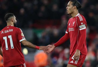 قائد ليفربول يفتح النار على زملائه.. ورحلة باريس "آخر أمل"