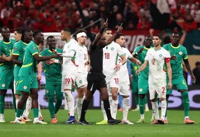تفاصيل جديدة.. حكم نهائي أفريقيا تلقى "تعليمات عليا" أثناء انسحاب السنغال