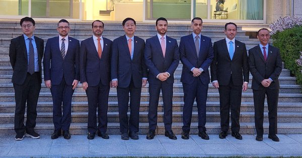 سفير مملكة البحرين في سيؤول يشارك في اجتماع سفراء دول مجلس التعاون مع نائب رئيس الوزراء وزير الاقتصاد والمالية في جمهورية كوريا 