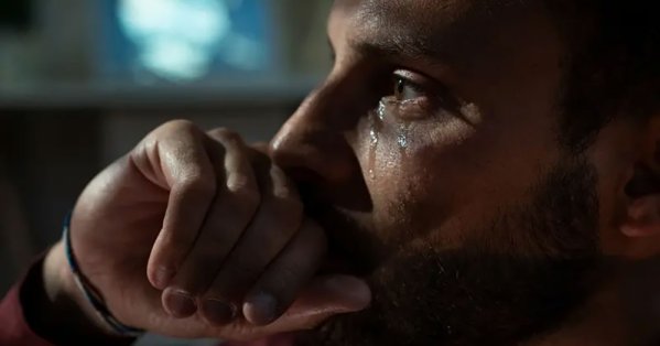 عنصر رئيسي يجعل البكاء سبباً لتحسين مزاجك.. دراسة علمية تكشف 