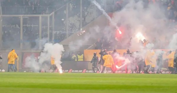 فتح تحقيق في إيقاف مباراة درجة ثانية ألمانية بسبب أعمال الشغب 