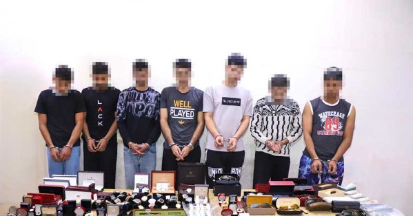 القبض على 7 أشخاص سرقوا مصوغات ذهبية ومقتنيات تقدر قيمتها بأكثر من 800 ألف دينار من منزل