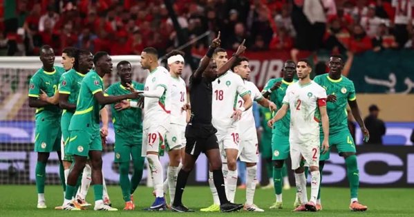 تفاصيل جديدة.. حكم نهائي أفريقيا تلقى "تعليمات عليا" أثناء انسحاب السنغال 