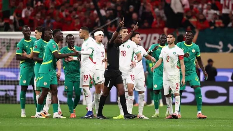 تفاصيل جديدة.. حكم نهائي أفريقيا تلقى "تعليمات عليا" أثناء انسحاب السنغال