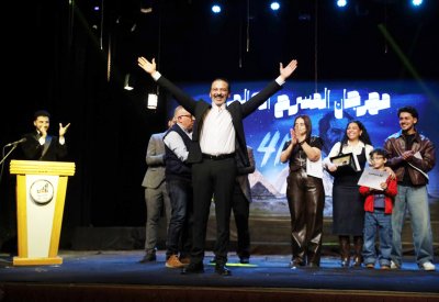 عرض “منظمة آل يونسكو” يستحوذ على جوائز الدورة 41 من مهرجان المسرح العالمي