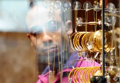 مفاجأة في سوق الذهب بمصر.. السعر المحلي أقل من العالمي