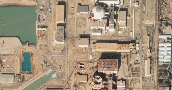 "الطاقة الذرية" تؤكد وجود آثار ضربات قرب محطة بوشهر النووية 