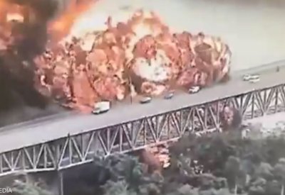 بالفيديو: انفجار شاحنة وقود قرب جسر يعبر قناة بنما