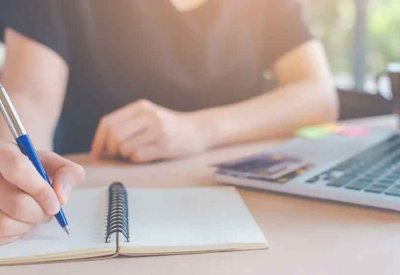 التعبير بالكتابة بشكل أفضل.. ليس خجلاً ولكنه تناغم بين اللغة والفكر