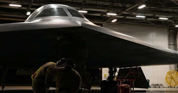 "سنتكوم" تنشر صورة للقاذفة "بي-2" وتعلق: "تمهيدا للمهمة" 