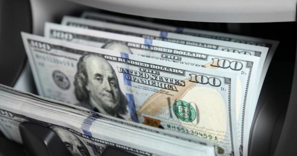 الدولار يحافظ على ارتفاعه مع قرب انقضاء مهلة ترامب لإيران 