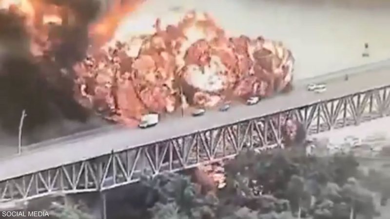 بالفيديو: انفجار شاحنة وقود قرب جسر يعبر قناة بنما