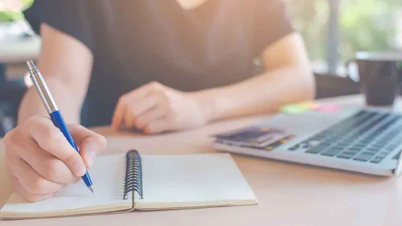التعبير بالكتابة بشكل أفضل.. ليس خجلاً ولكنه تناغم بين اللغة والفكر