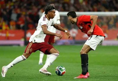 فيفا يفتح إجراءً تأديبياً على خلفية هتافات عنصرية في مباراة مصر وإسبانيا