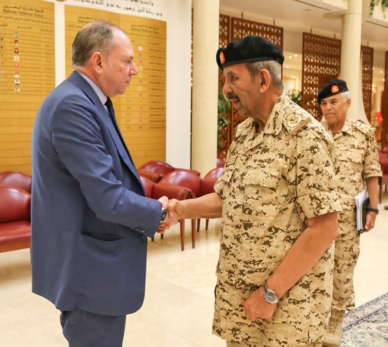 القائد العام لقوة دفاع البحرين يستقبل السفير الإيطالي ويؤكد تطور العلاقات الثنائية وتعزيز التعاون المشترك
