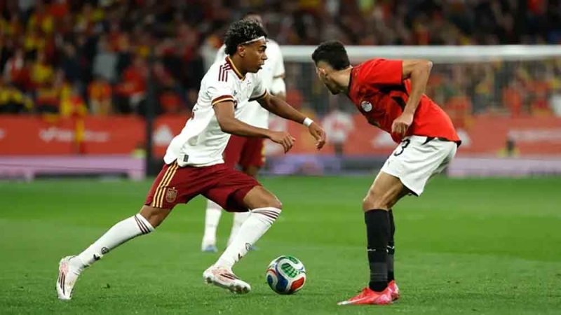 فيفا يفتح إجراءً تأديبياً على خلفية هتافات عنصرية في مباراة مصر وإسبانيا