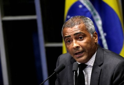 انفصال صديقة روماريو عن الأسطورة البرازيلي بعد خيانته لها