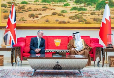 سمو ولي العهد رئيس مجلس الوزراء في مقدمة مستقبلي رئيس وزراء المملكة المتحدة وإيرلندا الشمالية لدى وصوله إلى مملكة البحرين