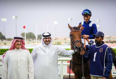 بالصور: سمو الشيخ عيسى بن سلمان بن حمد يشهد السباق السابع والعشرين للخيل