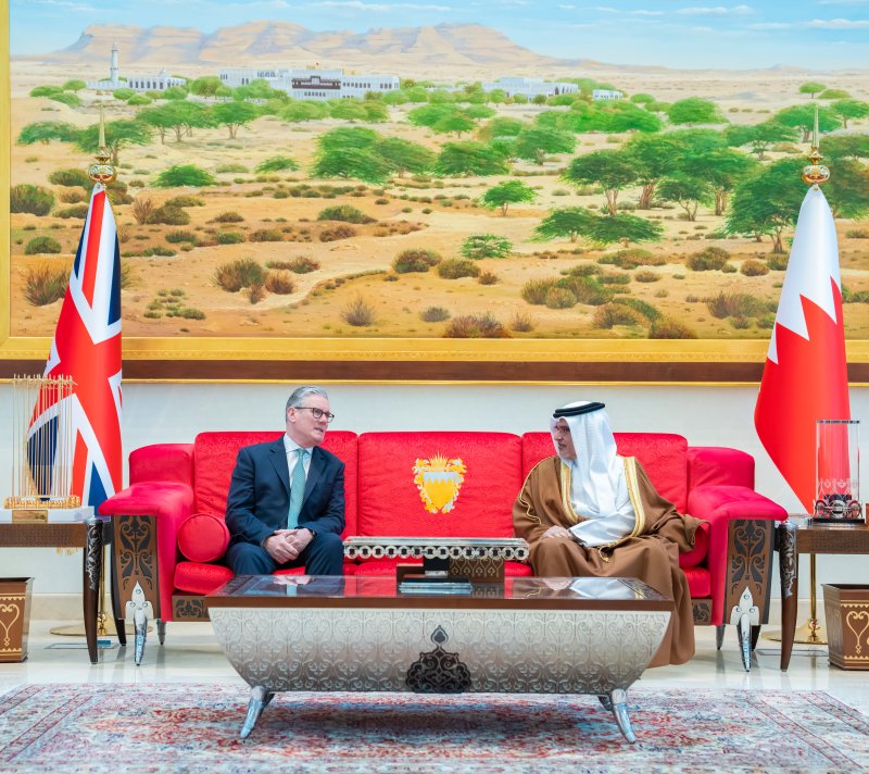 سمو ولي العهد رئيس مجلس الوزراء في مقدمة مستقبلي رئيس وزراء المملكة المتحدة وإيرلندا الشمالية لدى وصوله إلى مملكة البحرين