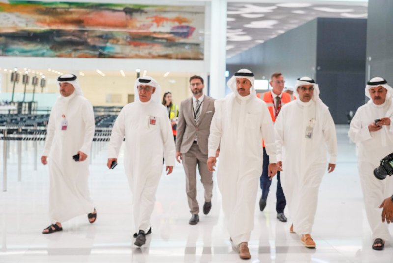 وزير المواصلات والاتصالات يشهد استئناف العمليات التشغيلية للمطار وانطلاق أولى رحلات "طيران الخليج"