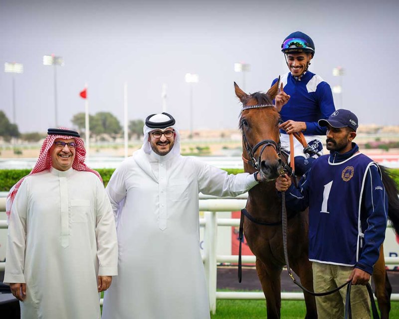 بالصور: سمو الشيخ عيسى بن سلمان بن حمد يشهد السباق السابع والعشرين للخيل