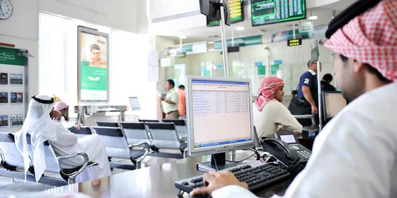 إجراءات التخفيف للبنوك المركزية الخليجية ستساعد البنوك على تجاوز الاضطرابات الحالية