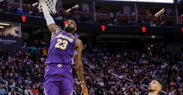 «إن بي إيه»: ليبرون جيمس يتألق في فوز ليكرز على وريورز