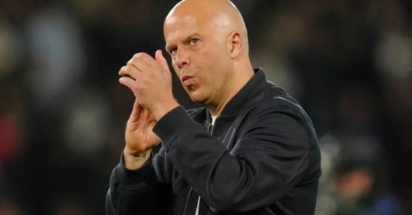 سلوت يشعر بدعم إدارة وجماهير ليفربول له 