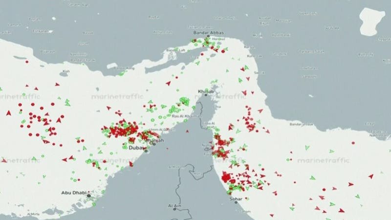 بيانات شحن: سفن مرتبطة بإيران تعبر مضيق هرمز.. وأخرى تؤجل رحلاتها
