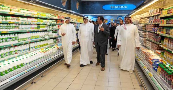 وزير الصناعة والتجارة يزور عددًا من المستودعات المركزية والأسواق والمحلات التجارية لتفقد سلاسل الإمداد والمخزون الغذائي