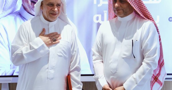 مسيرة عطاء امتدت لأكثر من ثلاثة عقود.. دلمون للدواجن تحتفي بتقاعد مدير المفرخة عيسى الصيرفي 