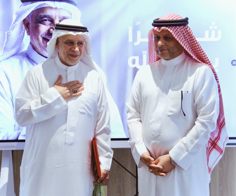 مسيرة عطاء امتدت لأكثر من ثلاثة عقود.. دلمون للدواجن تحتفي بتقاعد مدير المفرخة عيسى الصيرفي