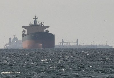 ناقلتان فارغتان كانتا تحاولان دخول مضيق هرمز غيرتا مسارهما بعد فشل المفاوضات