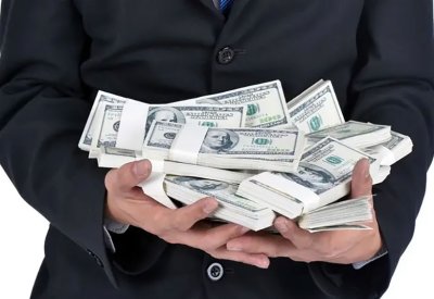 دولة عربية تكشف عن قضايا فساد بمئات المليارات