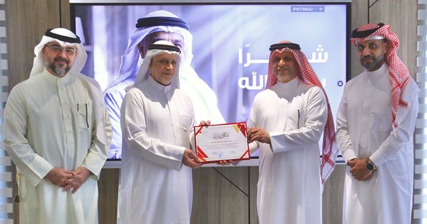 دلمون للدواجن تحتفي بتقاعد مدير المفرخة عيسى الصيرفي 