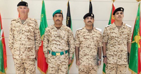 سمو الشيخ ناصر بن حمد يكلّف نائب قائد الحرس الملكي بتكريم خريجي الدورة التأهيلية تمهيدًا لإيفادهم إلى ساندهيرست 