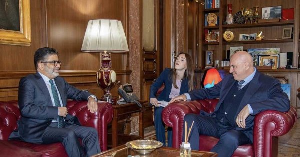 سفير مملكة البحرين لدى الجمهورية الإيطالية يجتمع مع وزير الدفاع الإيطالي في روما 