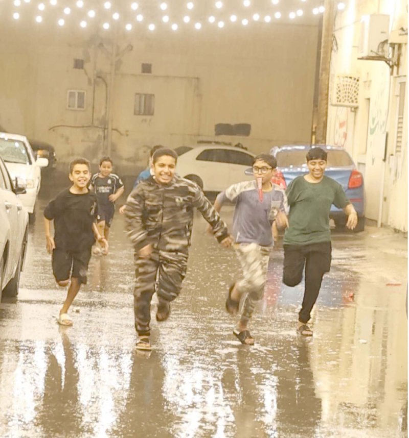 أمطار ربيعية تزين شوارع البحرين