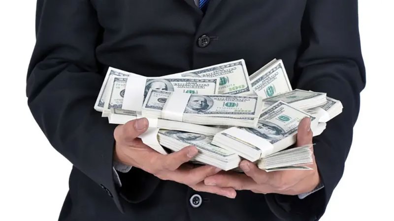 دولة عربية تكشف عن قضايا فساد بمئات المليارات