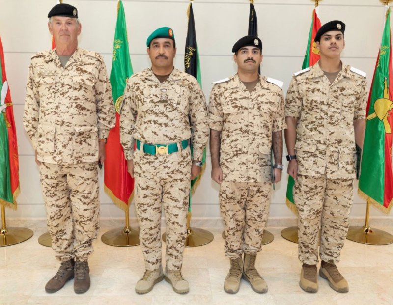سمو الشيخ ناصر بن حمد يكلّف نائب قائد الحرس الملكي بتكريم خريجي الدورة التأهيلية تمهيدًا لإيفادهم إلى ساندهيرست