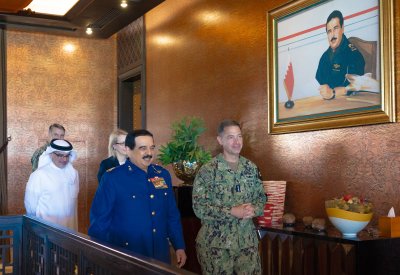 جلالة الملك المعظم القائد الأعلى للقوات المسلحة يستقبل قائد القيادة المركزية الأميركية