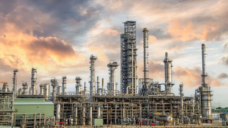 النفط يقفز 7% وسط تحرك أميركي للسيطرة على الموانئ الإيرانية ومضيق هرمز