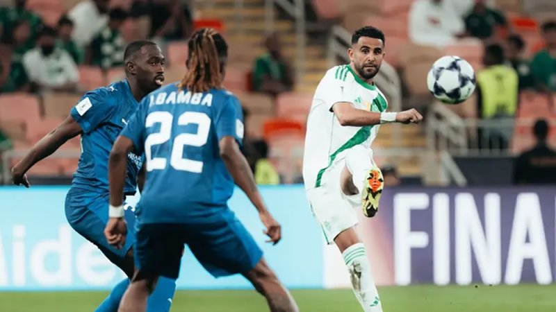 محرز ينقل بطل آسيا إلى ربع النهائي