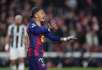 رافينيا يهاجم التحكيم بعد خروج برشلونة من «دوري الأبطال»