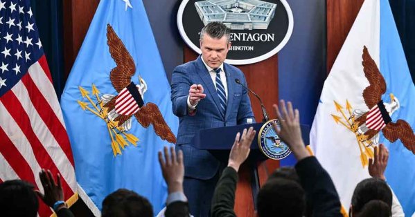 نواب ديمقراطيون يتحركون لعزل وزير الحرب الأميركي من منصبه