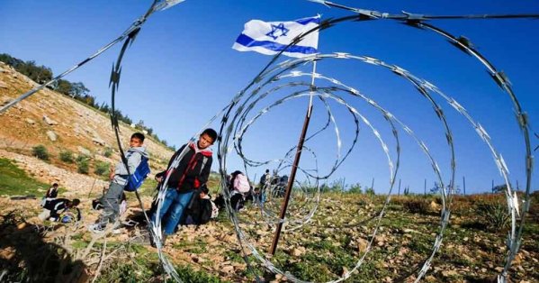 مستوطنون يقطعون طريق أطفال فلسطينيين لمدرستهم بأسلاك شائكة