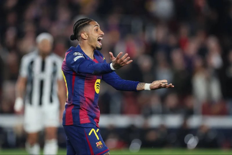 رافينيا يهاجم التحكيم بعد خروج برشلونة من «دوري الأبطال»