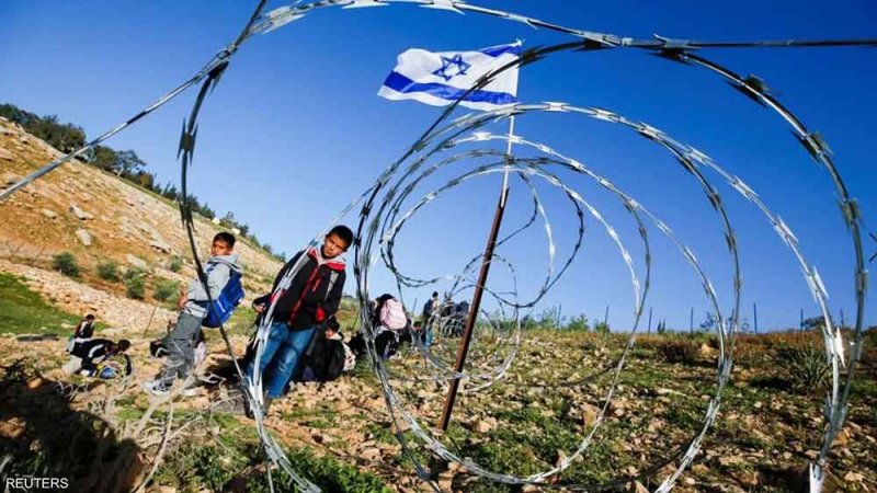 مستوطنون يقطعون طريق أطفال فلسطينيين لمدرستهم بأسلاك شائكة
