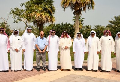 محافظ المحرق يبحث سبل تطوير منصة العلم في منتزه عراد